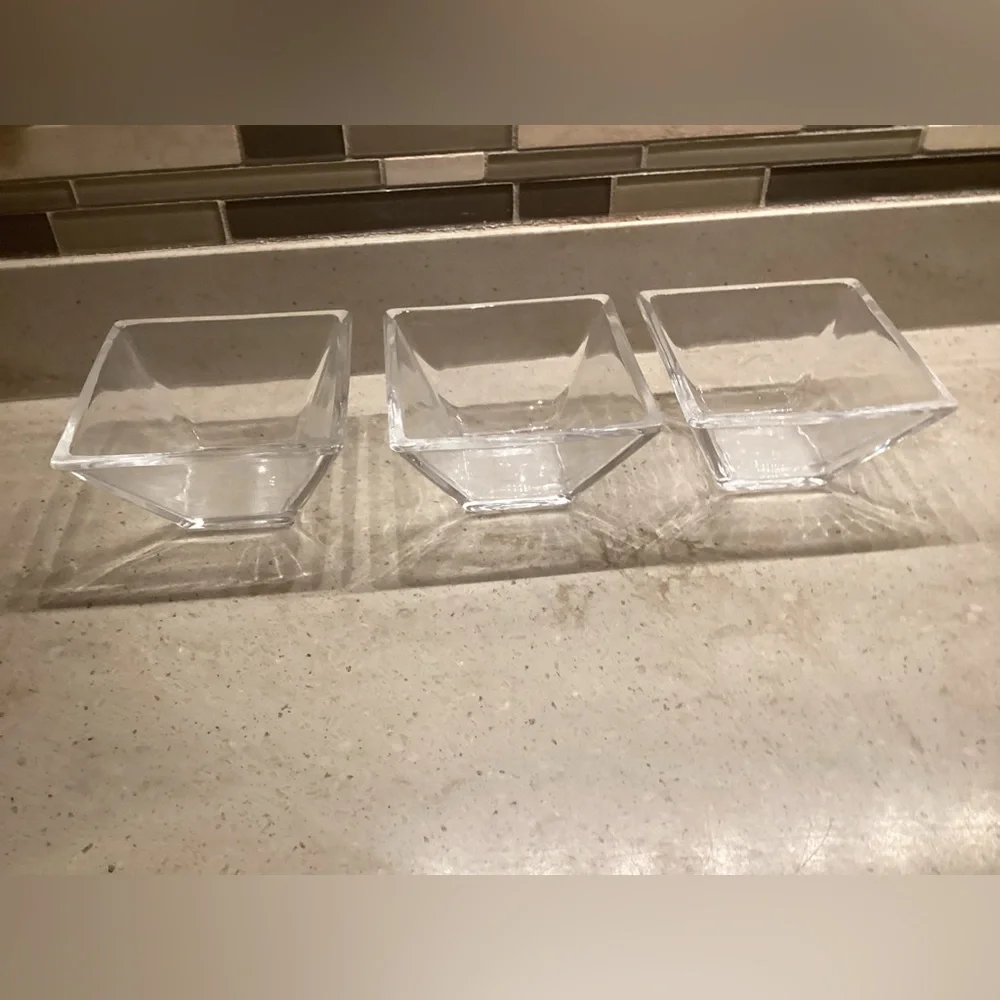 🌺 Vintage Set of Three Clear Glass Bowls